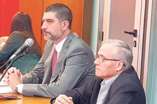 Ilarraz (der.) y su defensor durante la lectura de los alegatos en el juicio por abuso de menores.