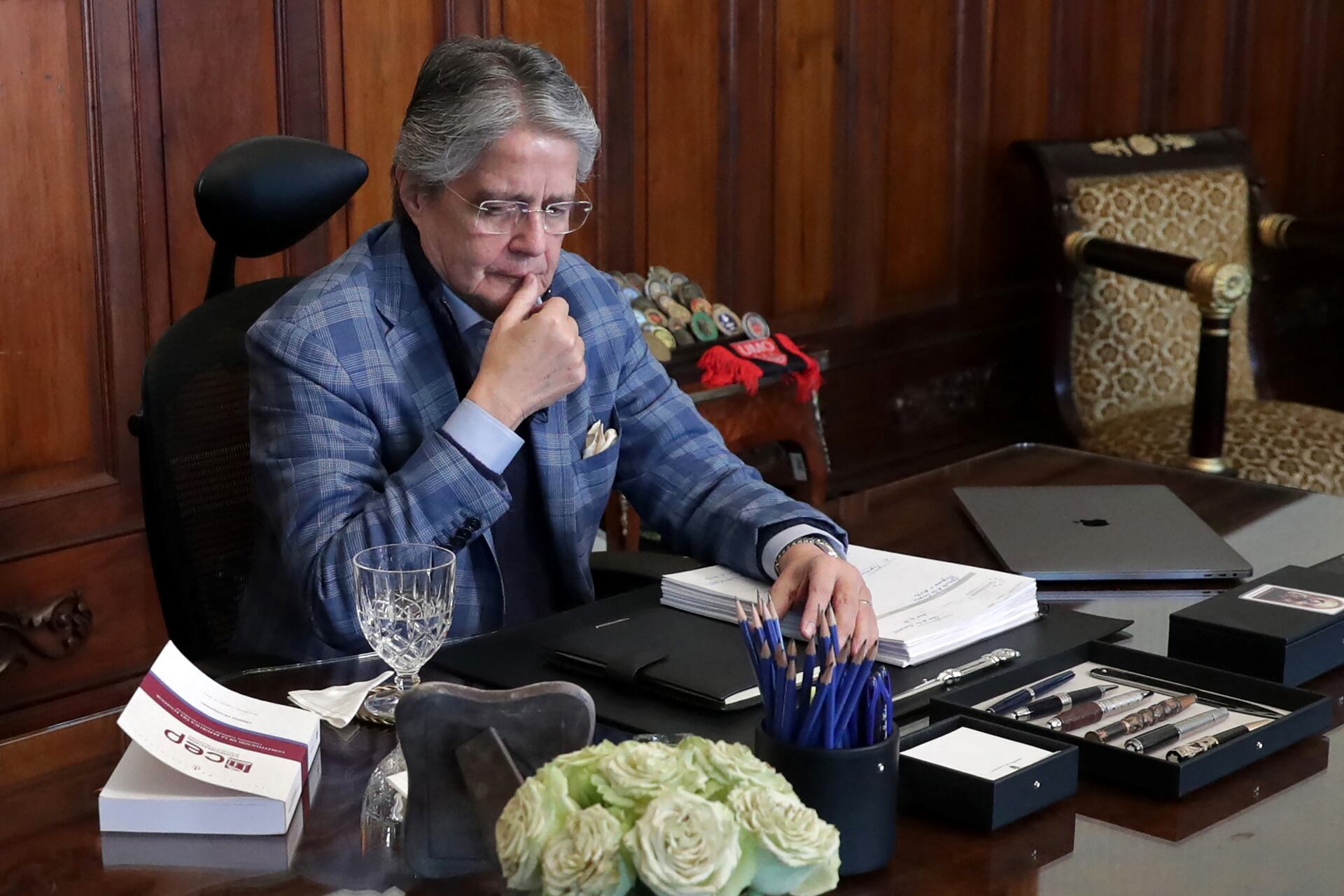 El presidente de Ecuador, Guillermo Lasso, en su despacho. Imagen: AFP