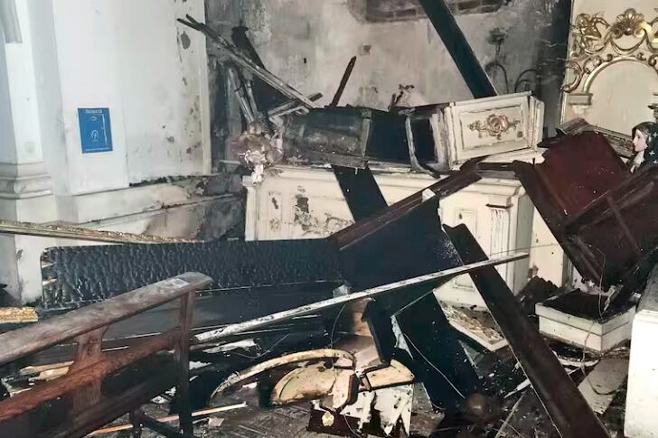 Así quedó el altar tras el incendio. 