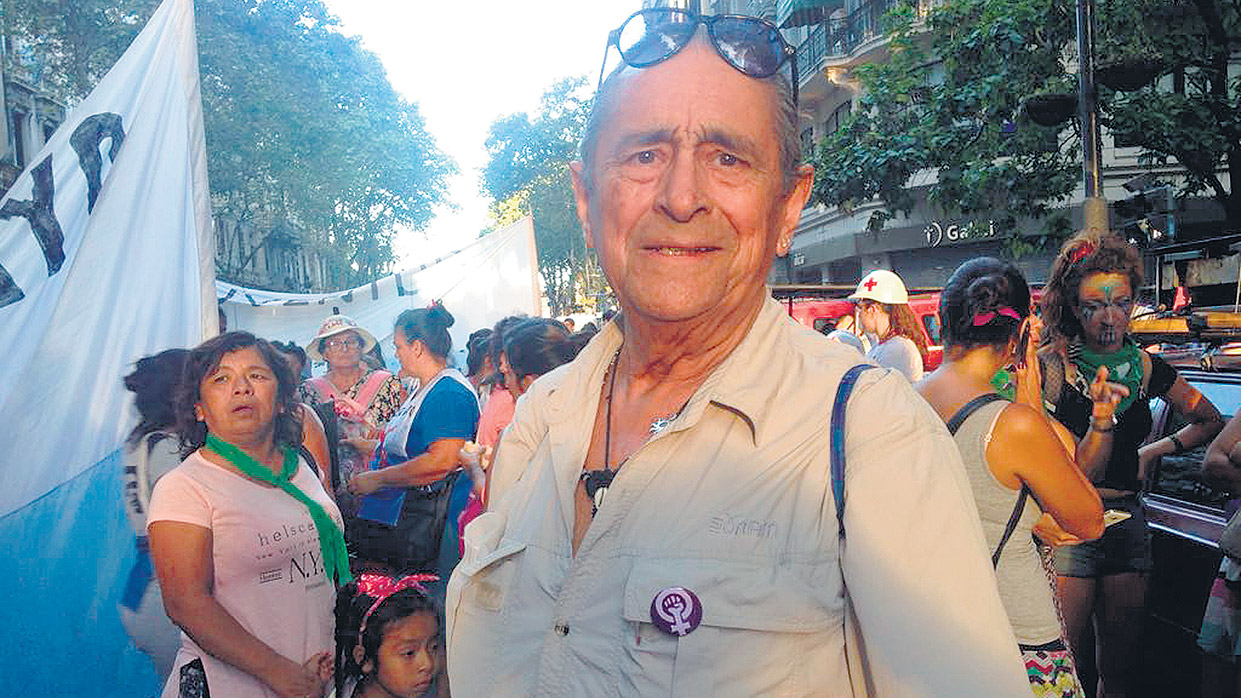El ginecólogo Bernardo Acuña participó en la marcha del 8M en Buenos Aires.