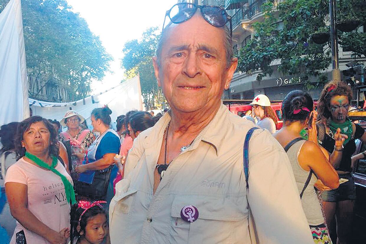 El ginecólogo Bernardo Acuña participó en la marcha del 8M en Buenos Aires.