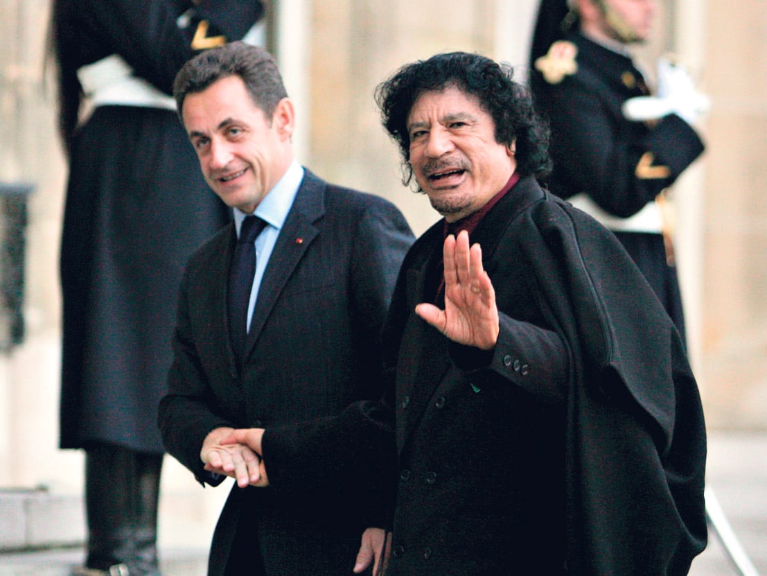 Sarkozy y Khadafi cuando hacían negocios juntos.