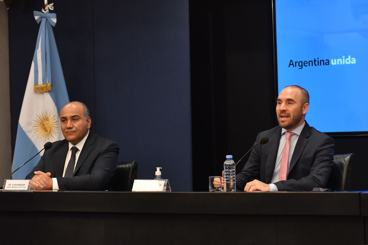 El ministro Guzmán cuando ofreció detalles del acuerdo junto a Manzur.