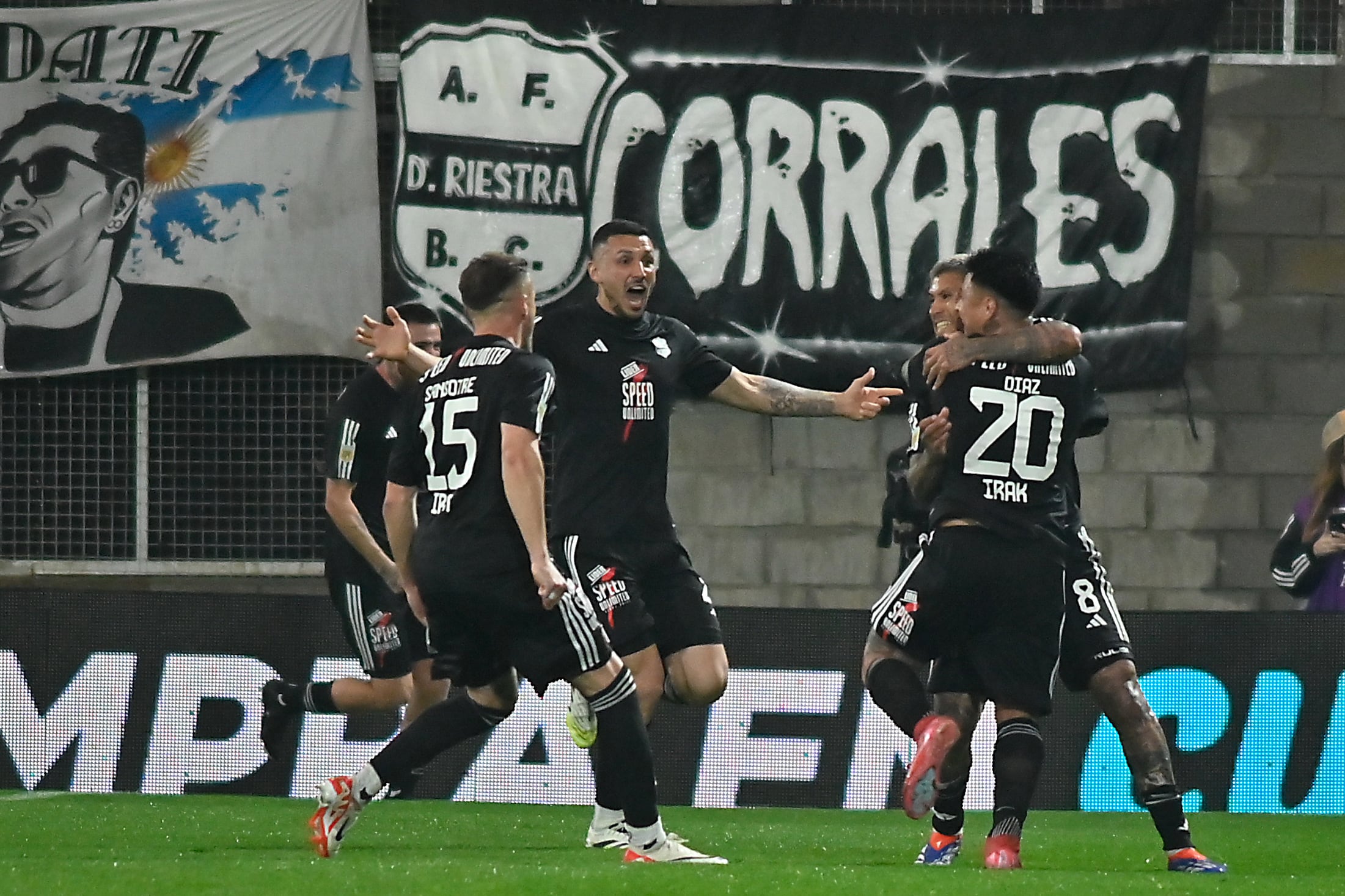 Céliz abre los brazos para festejar su gol