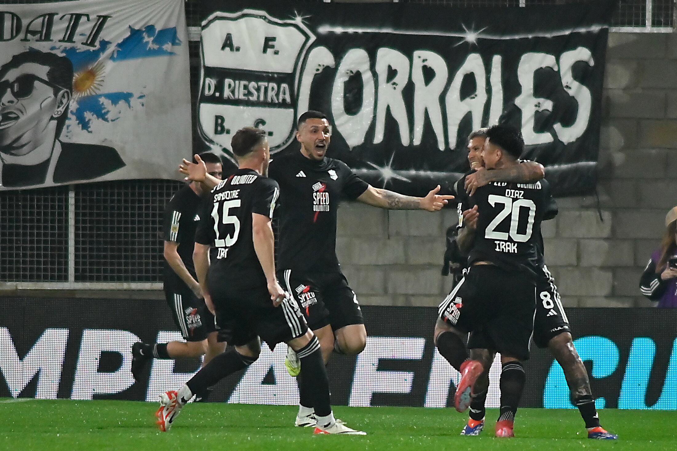 Céliz abre los brazos para festejar su gol