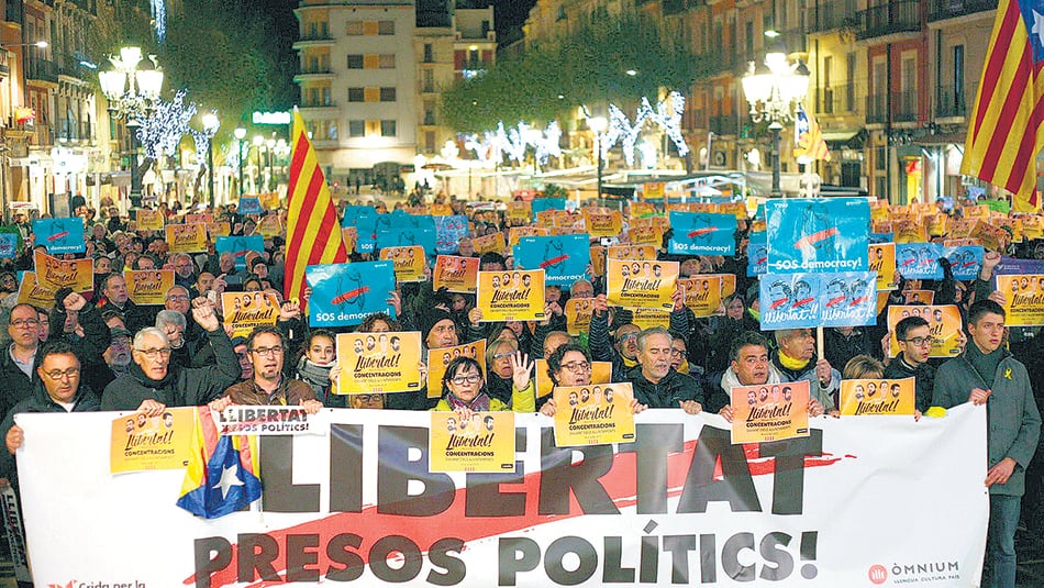 Ayer en Tarragona la gente se concentró para pedir la liberación de los políticos independentistas.