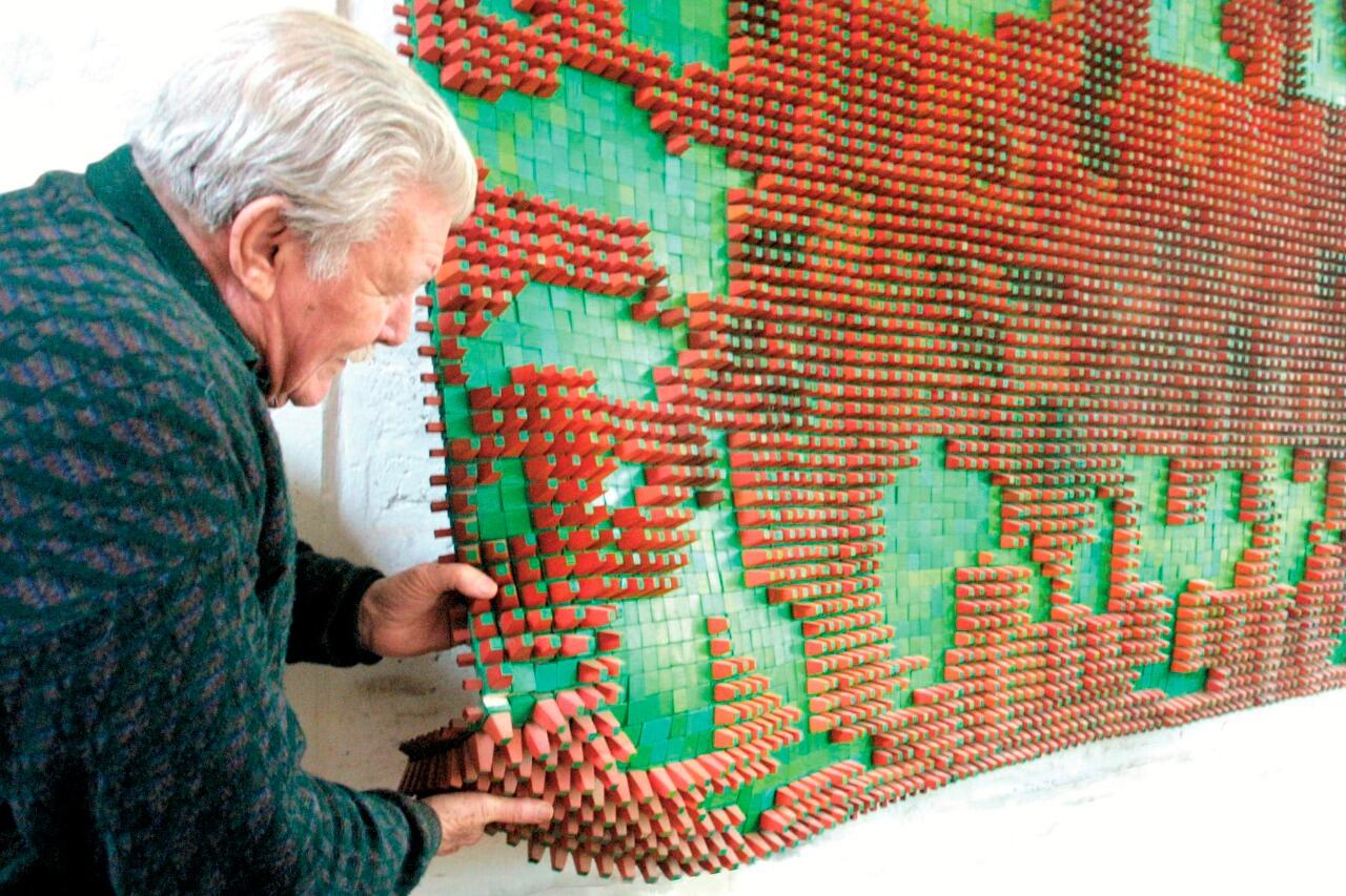 Luis Quesada y una de sus obras. Abajo: "Visitas nocturnas", de Quesada.