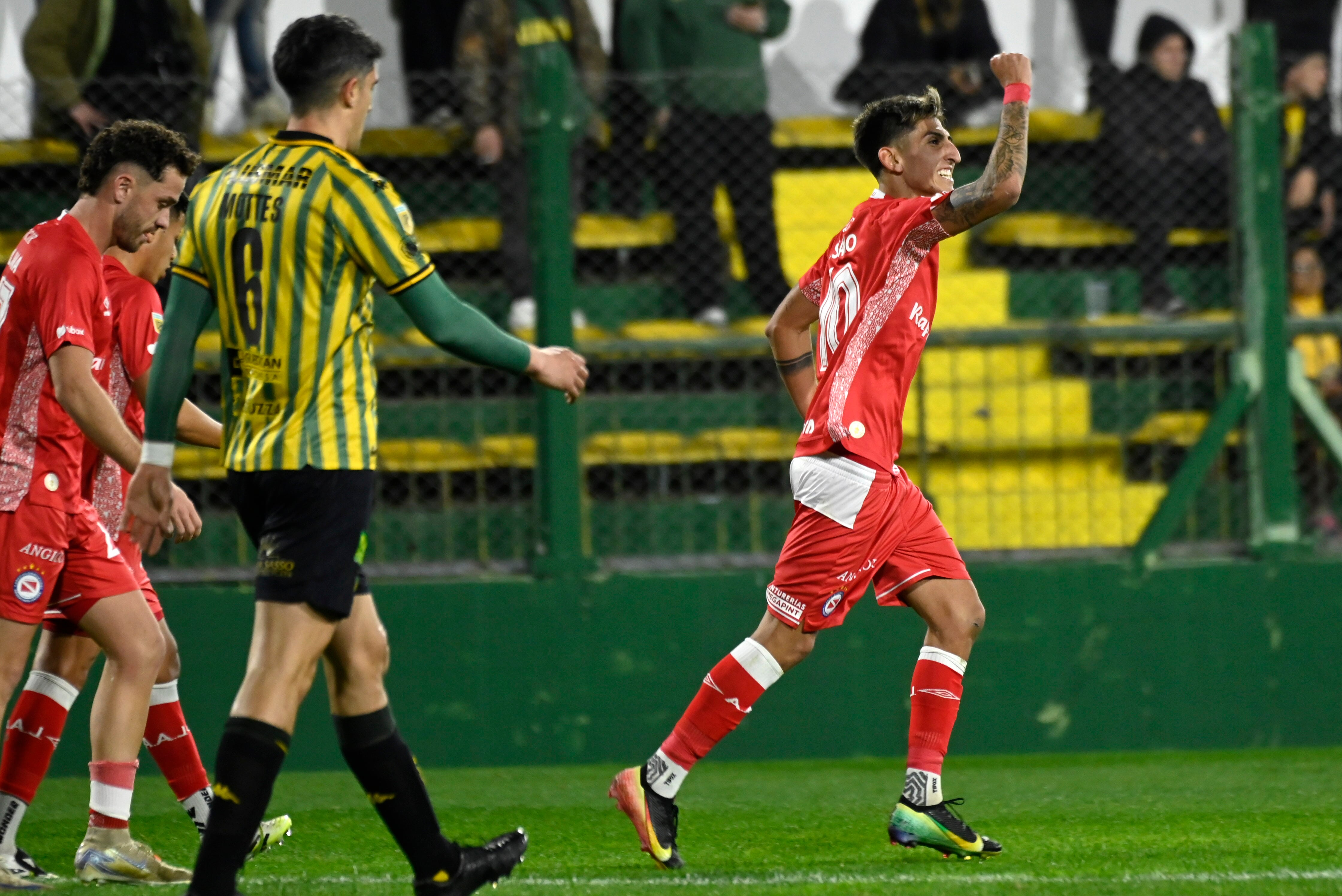 Lescano festeja el gol del empate