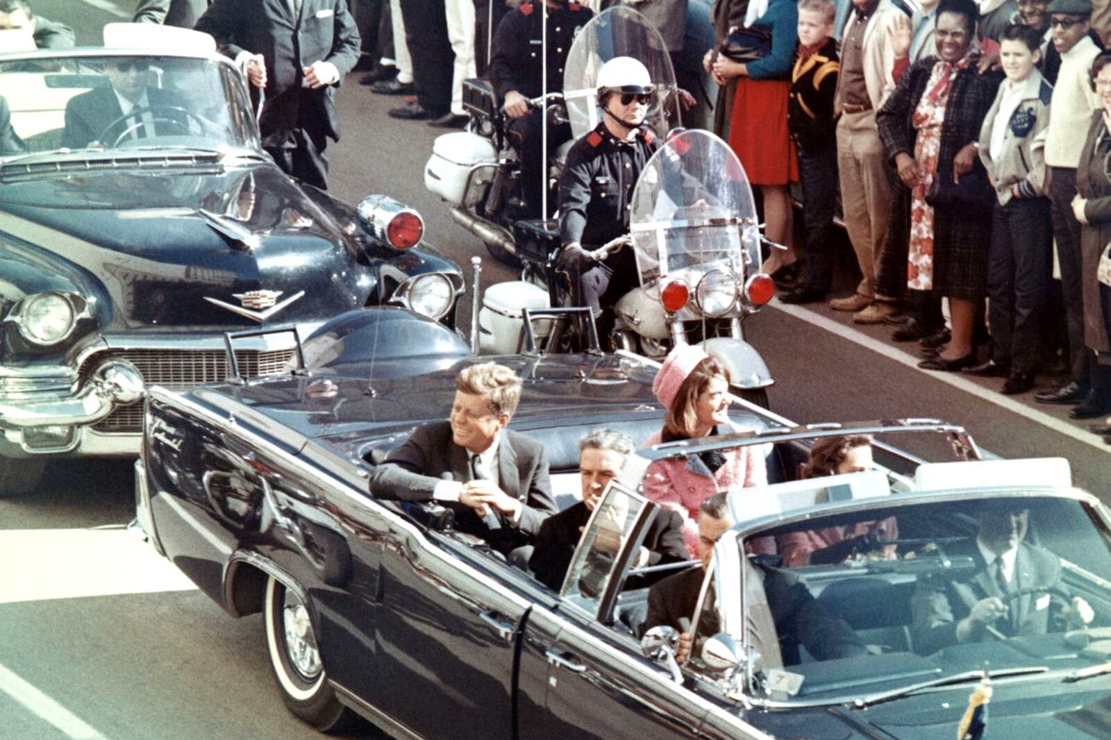 El Presidente va en coche al muere: Kennedy, segundos antes de que empezaran los balazos.