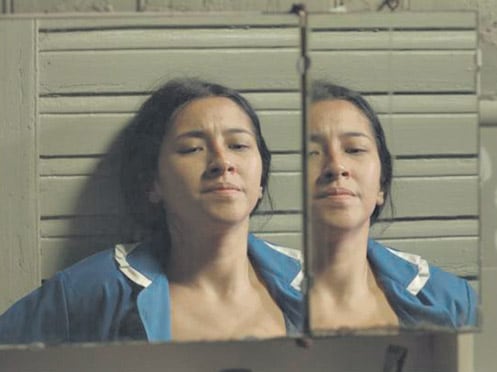 La hija nunca explicita la verdadera naturaleza de la relación entre algunos de los personajes.