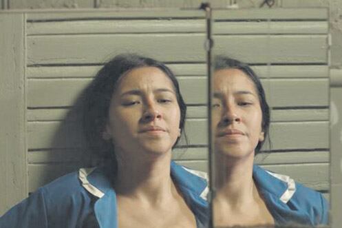 La hija nunca explicita la verdadera naturaleza de la relación entre algunos de los personajes.