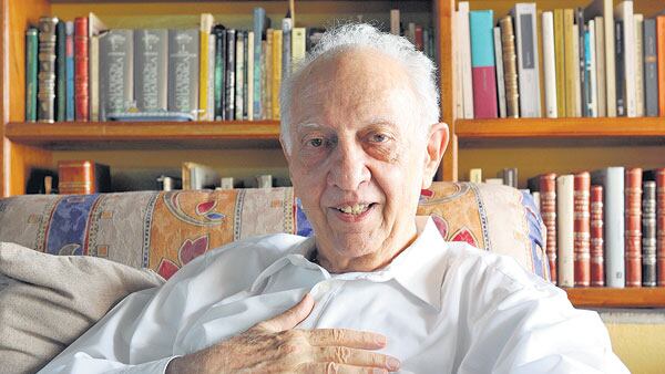 Pitol se encontraba postrado por una afasia progresiva que lo aquejaba desde 2009.