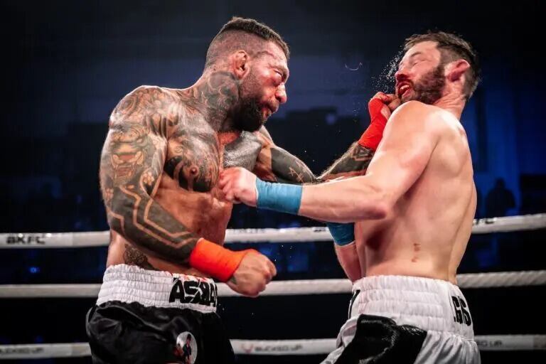 El cross del argentino Tenaglia impacta de lleno en el rostro de su rival