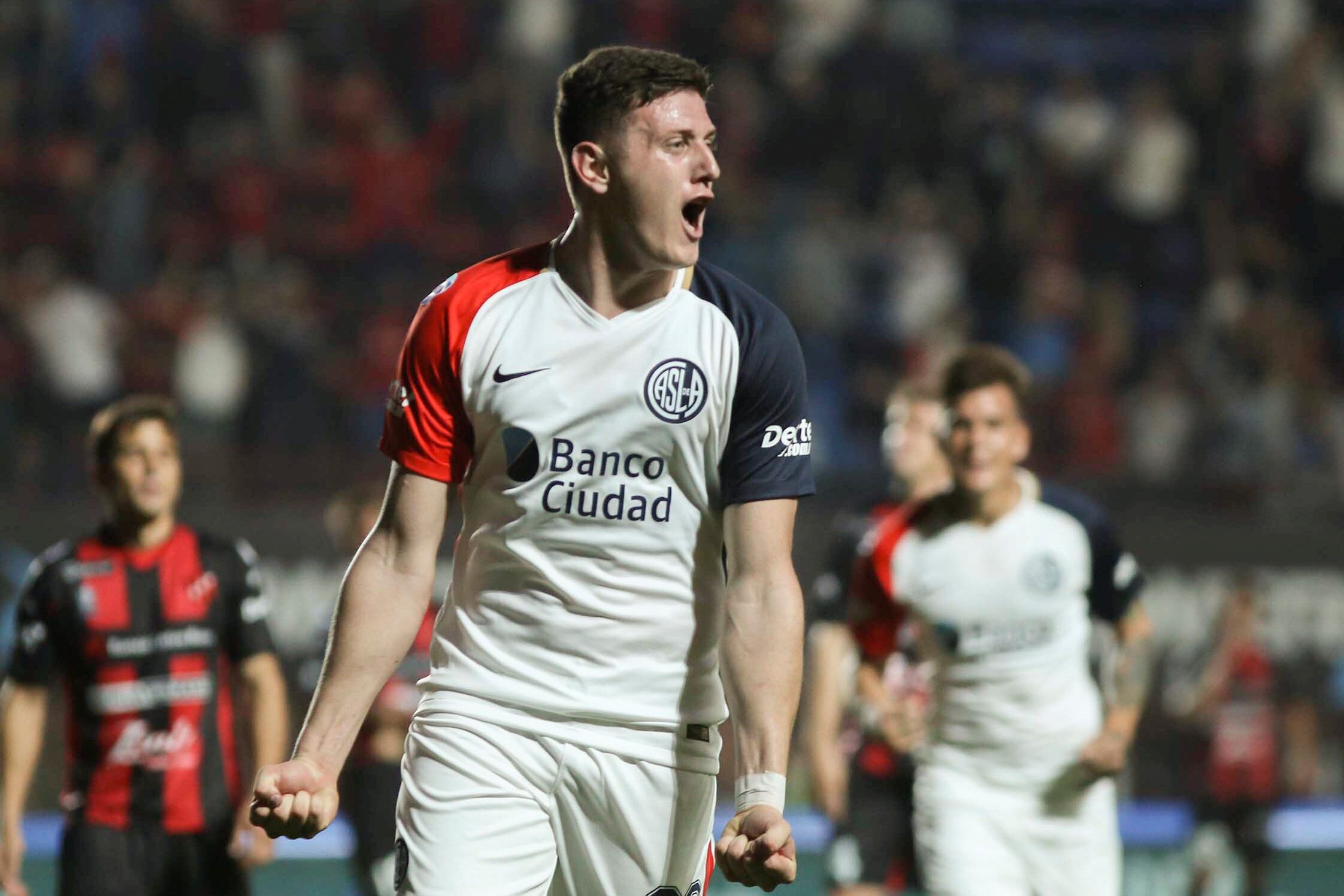 Gaich celebrando un gol con la camiseta de San Lorenzo.