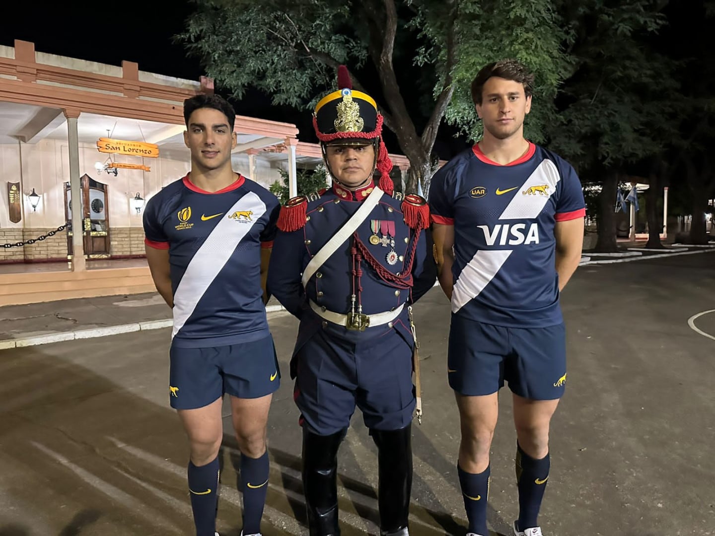 La presentación de la nueva camiseta de los Pumas junto a los Granaderos.