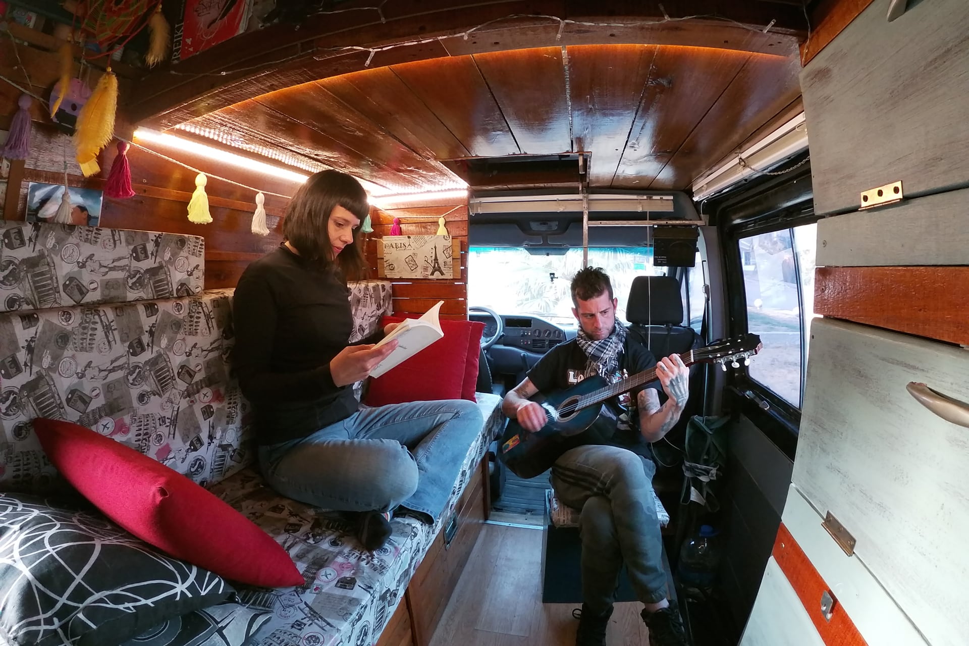 Flor es guardavidas y profe de natación. Juan, dibujante, ceramista y escenógrafo de La Renga. Y la Sprinter 310 es su casa.