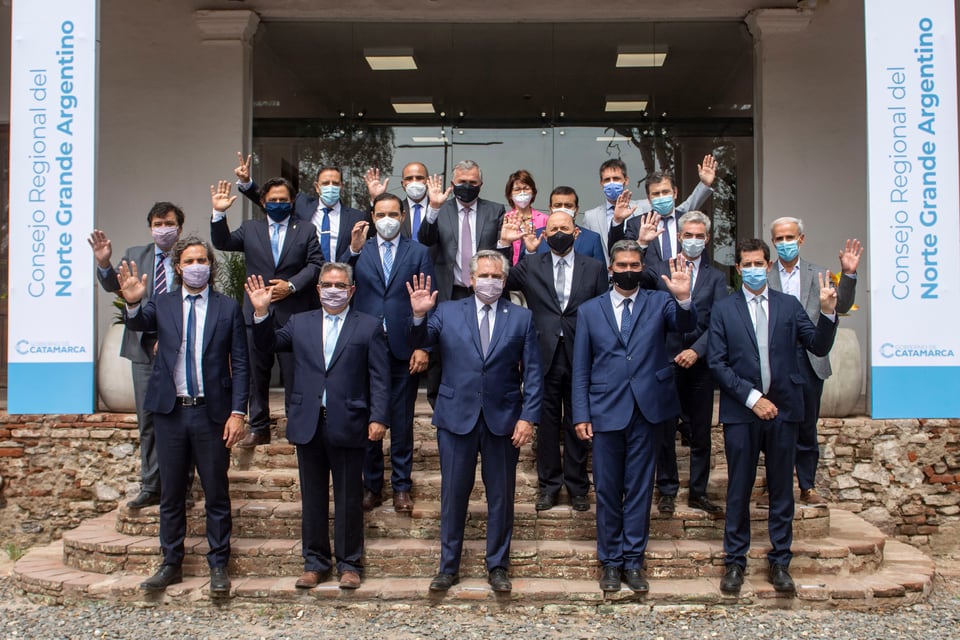 AF. junto a los gobernadores del Norte Grande en su visita en Catamarca, 2021.