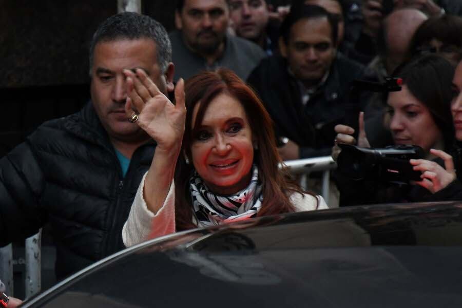 La ex Presidenta ayer al salir del Instituto Patria, donde mantuvo una reunión con intendentes.