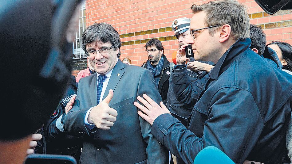 El ex presidente catalán saludaba ayer tras abandonar la cárcel de Neumünster en Alemania.