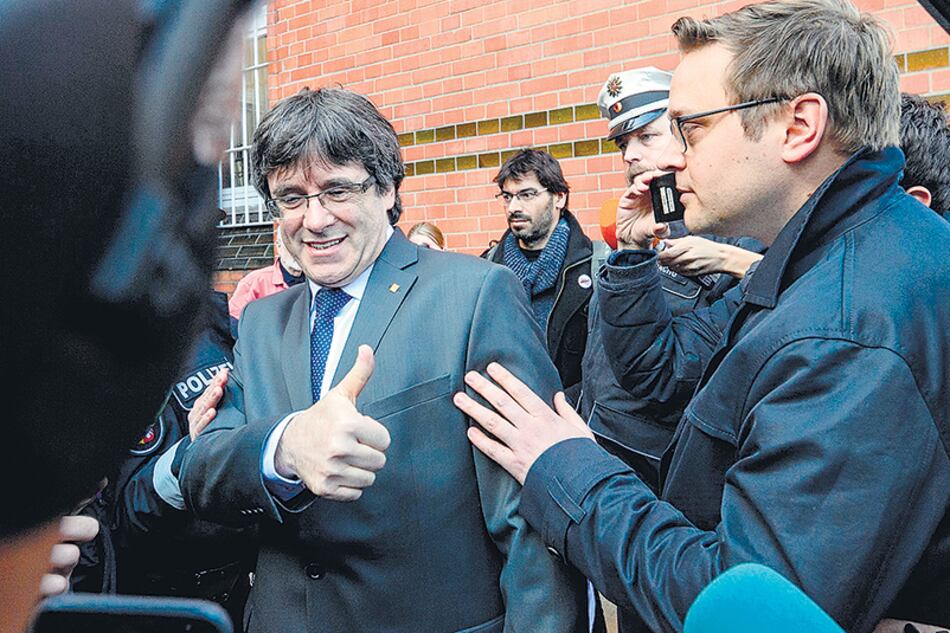 El ex presidente catalán saludaba ayer tras abandonar la cárcel de Neumünster en Alemania.