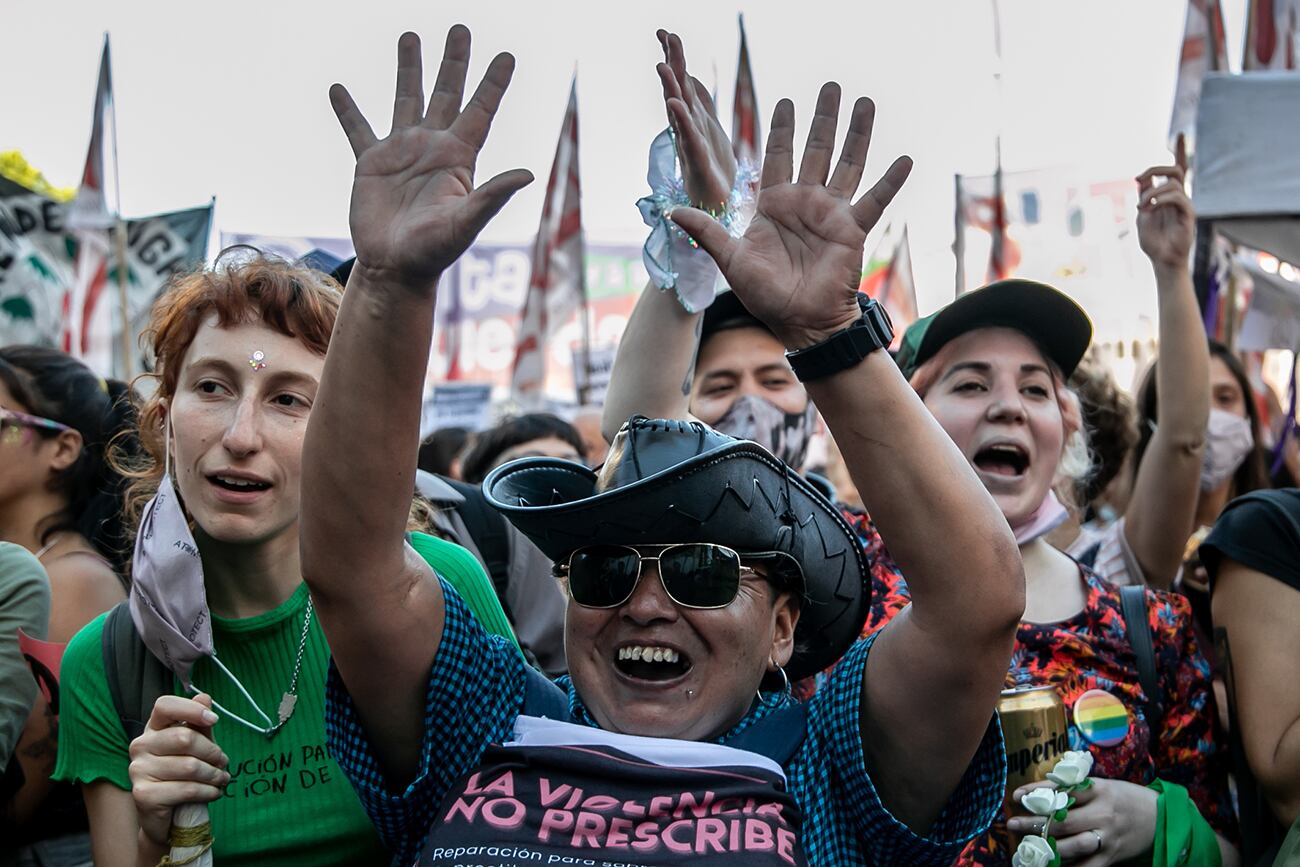 El festejo fuera del tribunal, tras la absolución de Higui