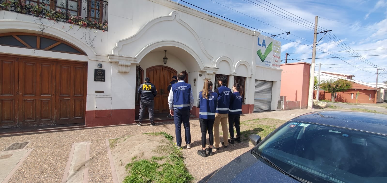 Allanamientos en estudios contables y jurídicos en tres provincias, además de los de bancos de la city