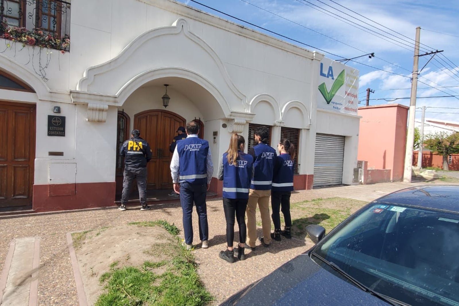 Allanamientos en estudios contables y jurídicos en tres provincias, además de los de bancos de la city