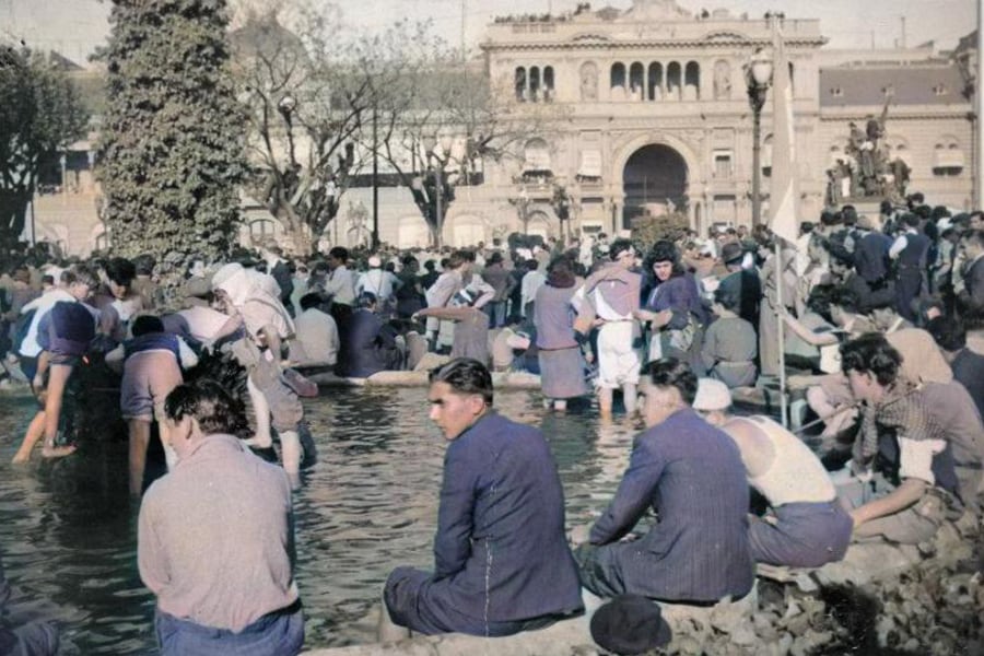 Con las "patas" en la fuente. 