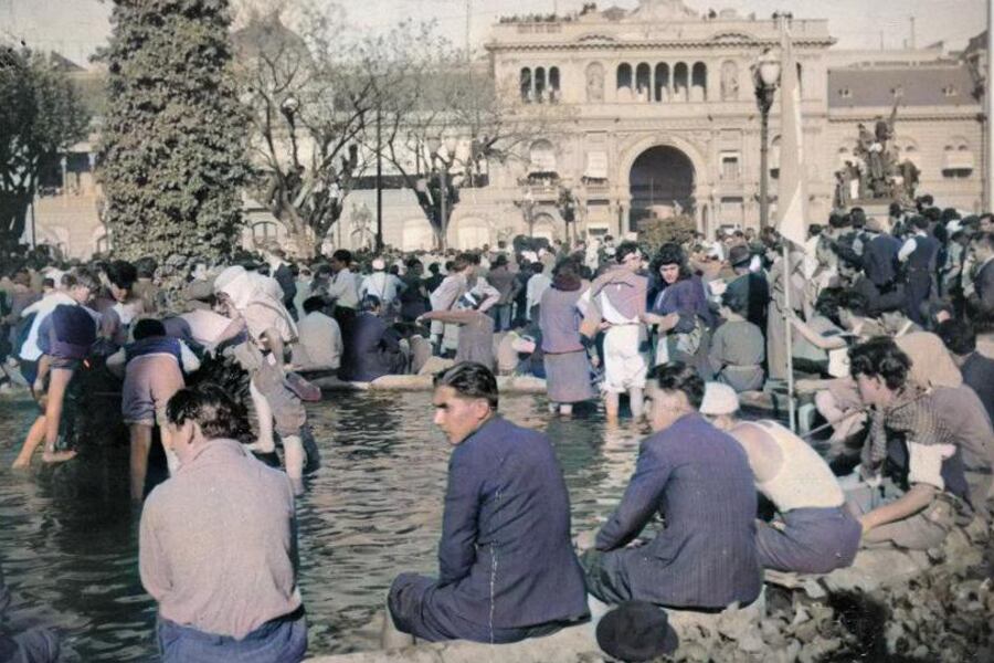 Con las "patas" en la fuente. 