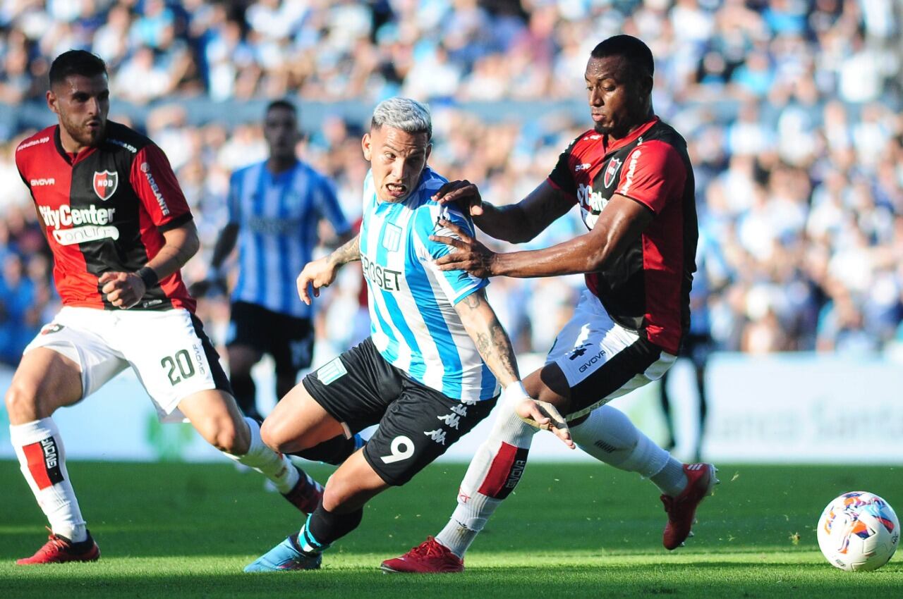 Enzo Copetti intenta ante Walter Ditta. El colombiano, verdaderamente impasable