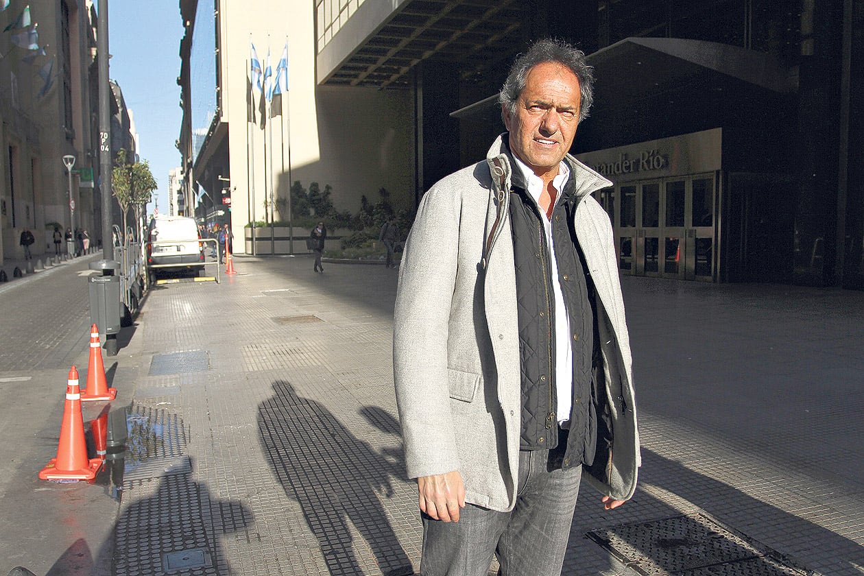 Scioli remarca que “para resolver los problemas había una manera diferente” a la de Macri.