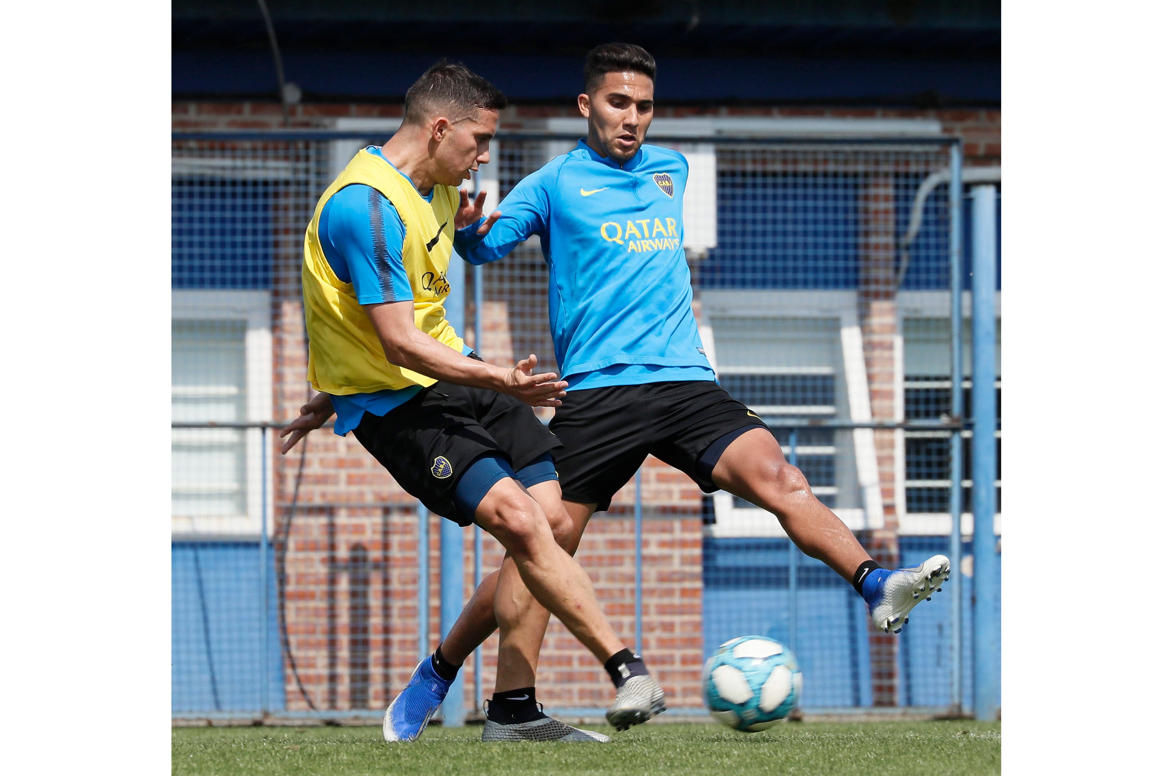 Marcone y Reynoso disputan la pelota en la práctica xeneize en Casa Amarilla.