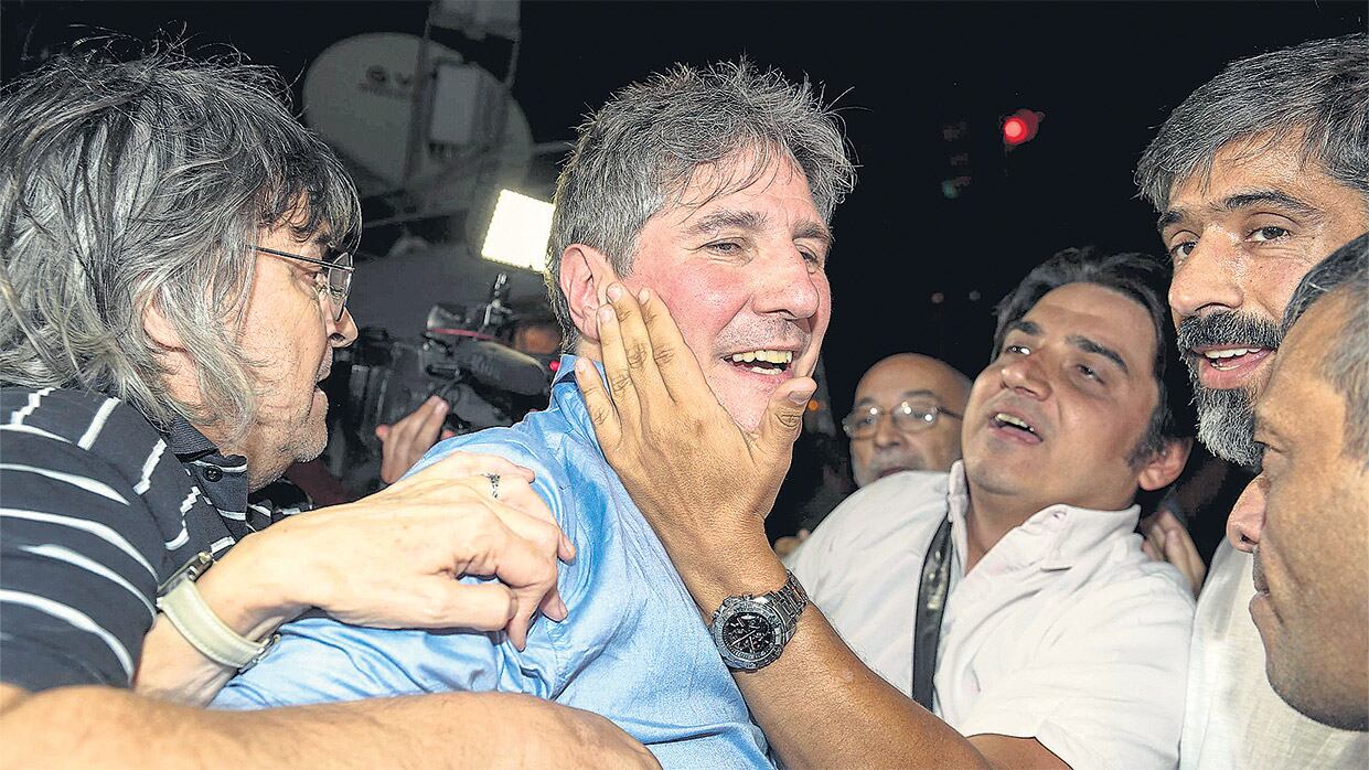En el momento de su liberación, Amado Boudou recibió muestras de afecto de sus allegados.
