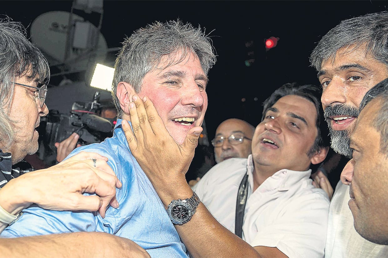 En el momento de su liberación, Amado Boudou recibió muestras de afecto de sus allegados.