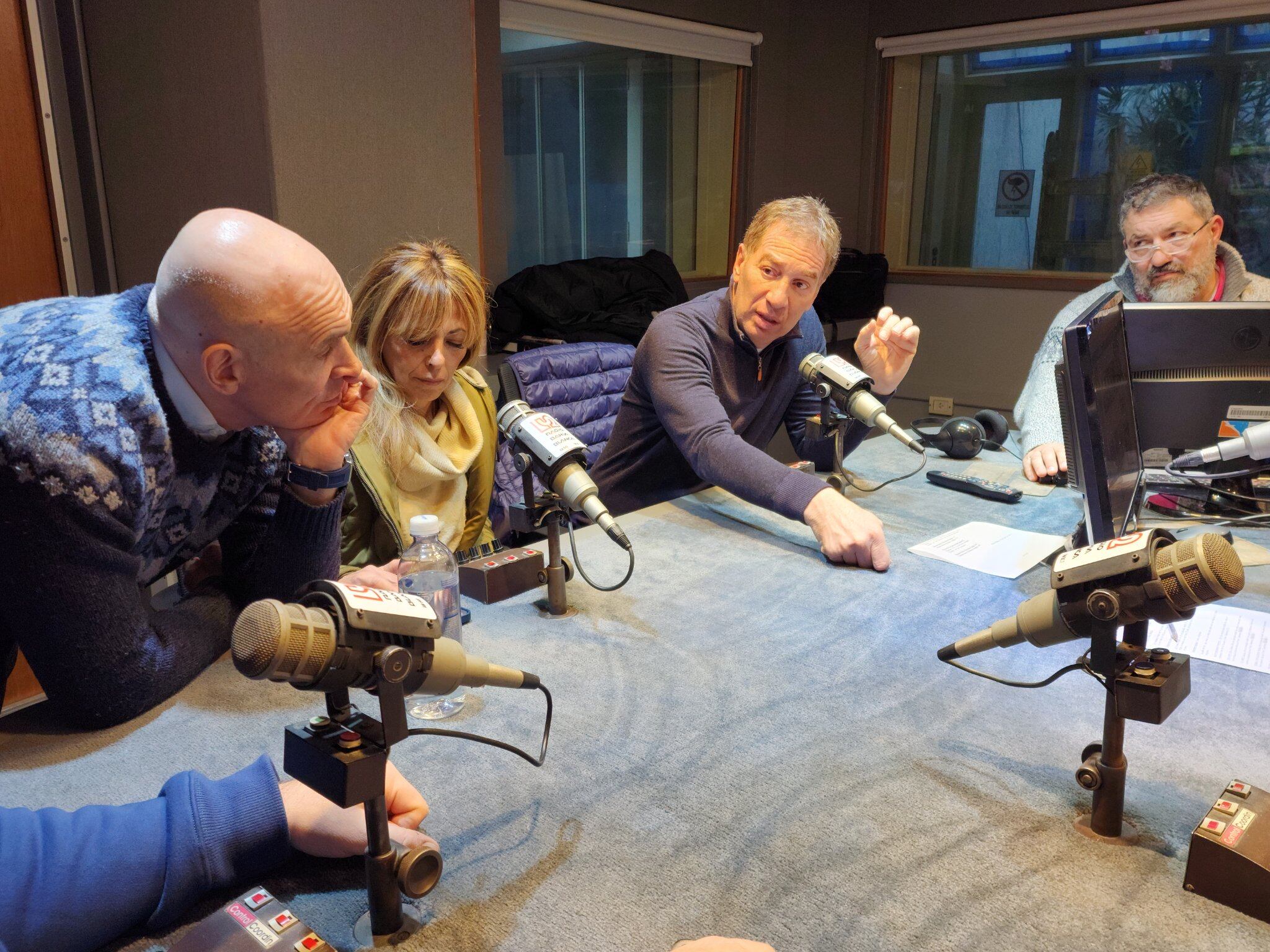 Santilli y Espert, durante una recorrida por medios bahienses. 