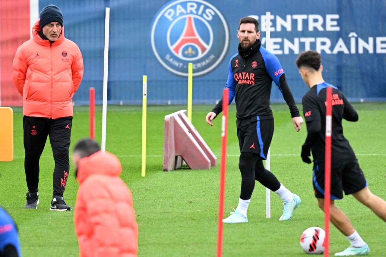 El DT Galtier mira a Messi durante el entrenamiento