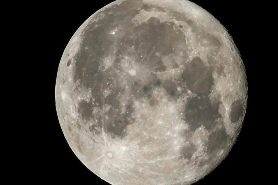 China anunció el hallazgo de un nuevo mineral en la Luna. Imagen: AFP