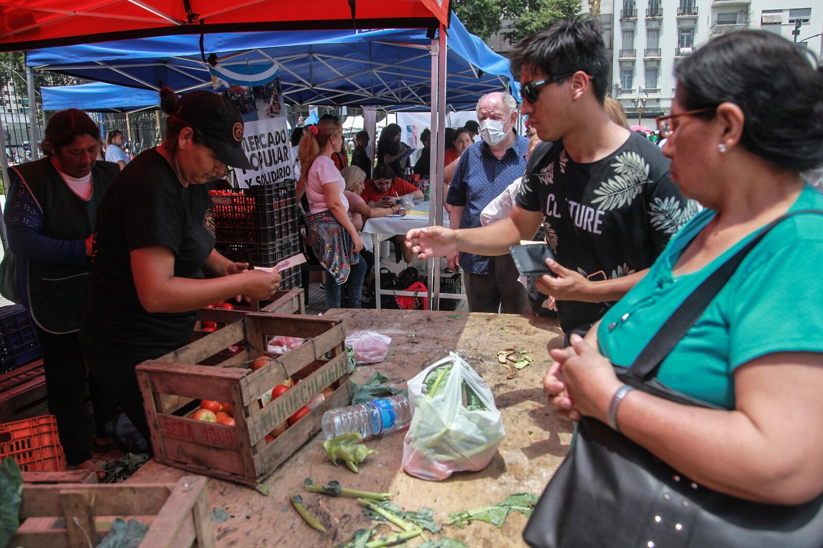 En la Plaza Congreso, las cooperativas montaron una feria con 120 mil kilos de alimentos a precios populares.