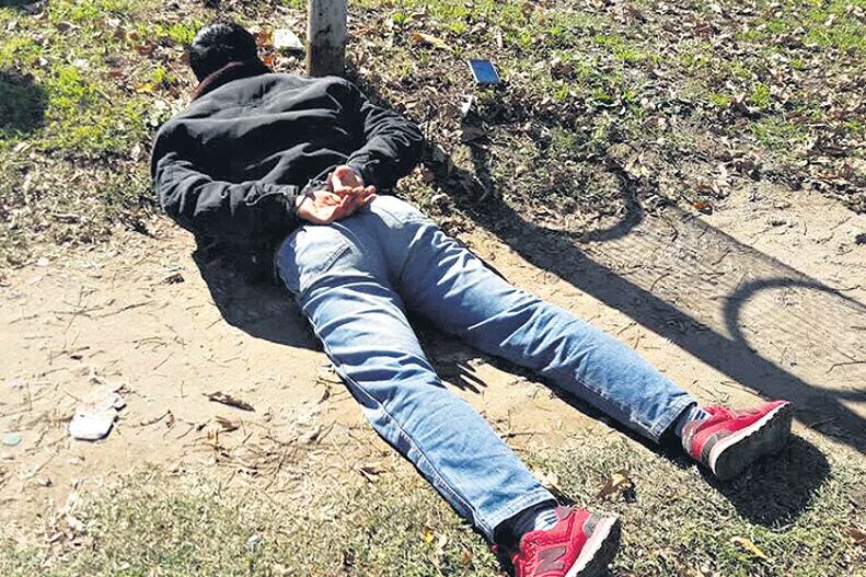 El ex militar, esposado, en el momento de la detención.