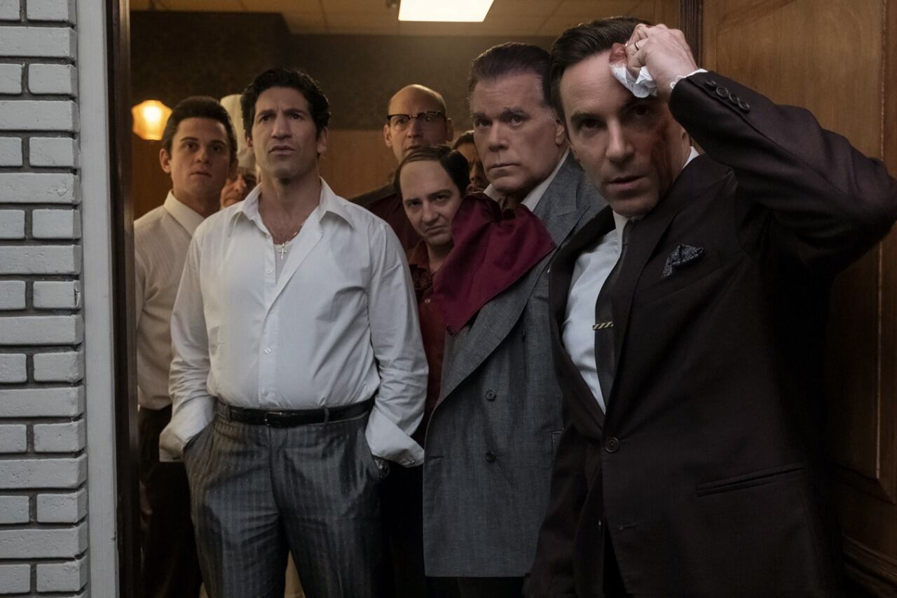 Más que protagonista, aquí Tony Soprano es testigo silencioso del ascenso de la famiglia.