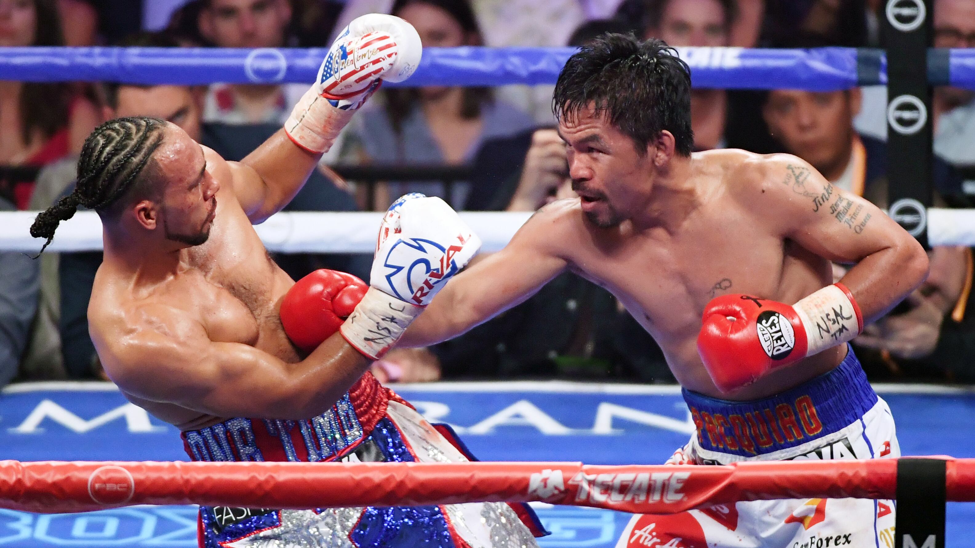 Pacquiao en uno de sus ataques sobre el estadounidense Keith Thurman.