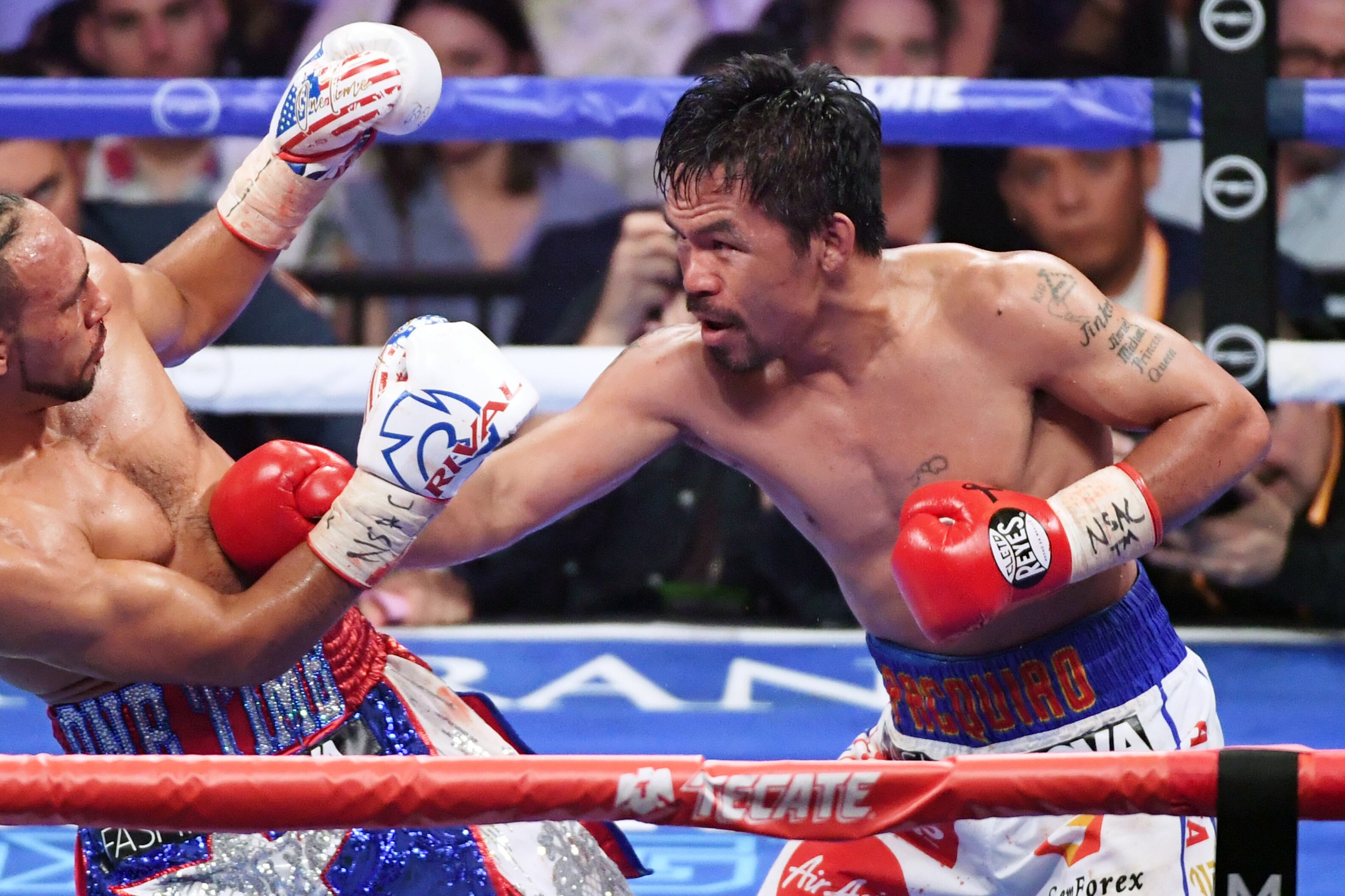 Pacquiao en uno de sus ataques sobre el estadounidense Keith Thurman.