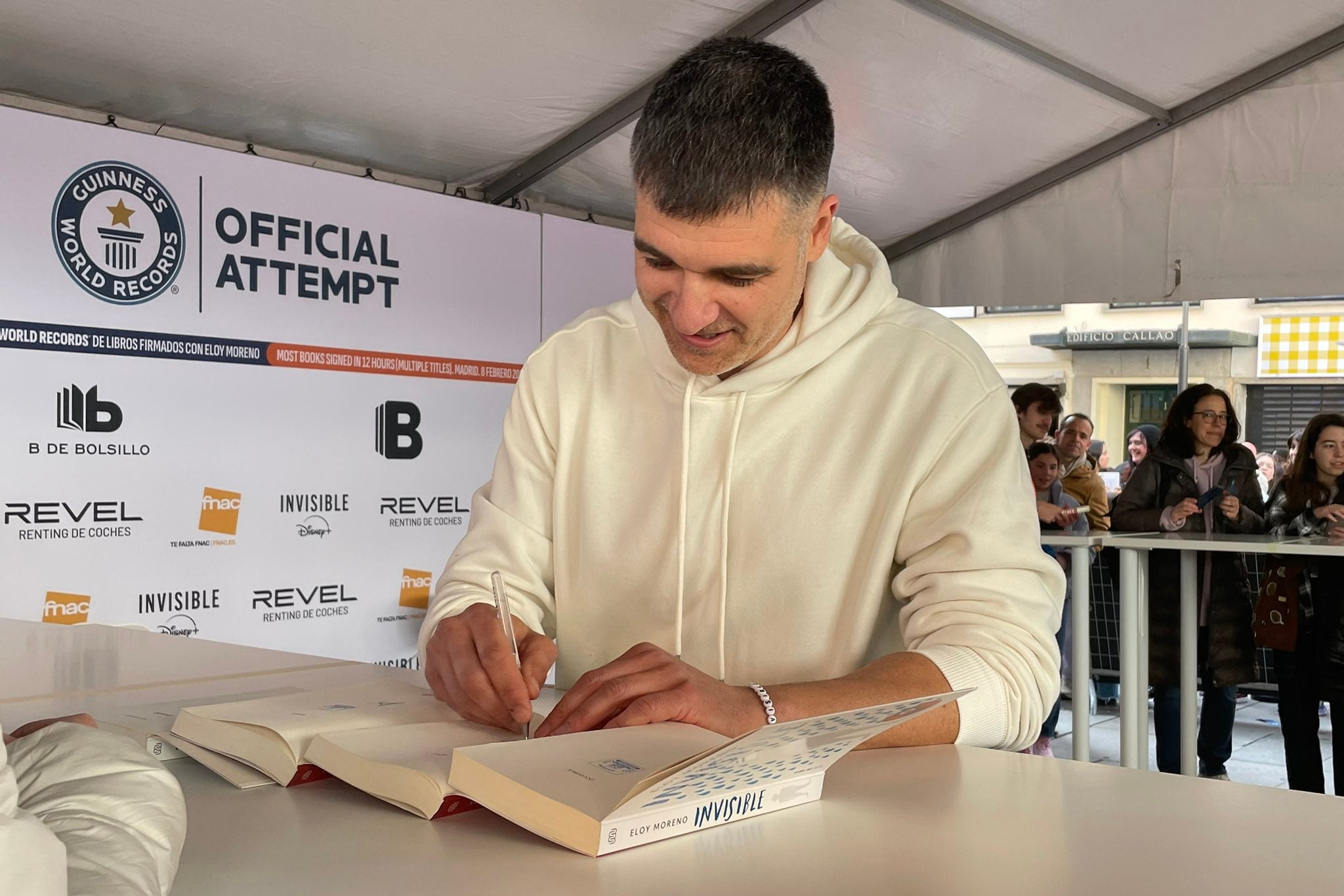 La alegría de Eloy Moreno por firmar más de 11.000 ejemplares en medio día