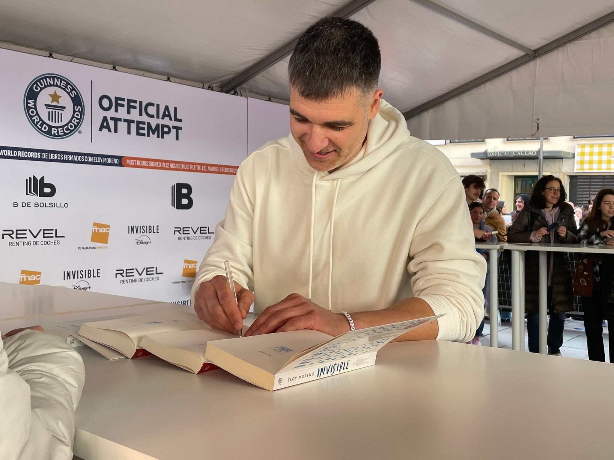 La alegría de Eloy Moreno por firmar más de 11.000 ejemplares en medio día
