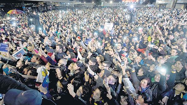 “¿Qué puede hacernos un chaparrón?”, dijeron los que esperaban el discurso en La Rural.