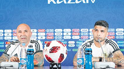 Sampaoli y Banega ayer durante la conferencia de prensa en Kazán.