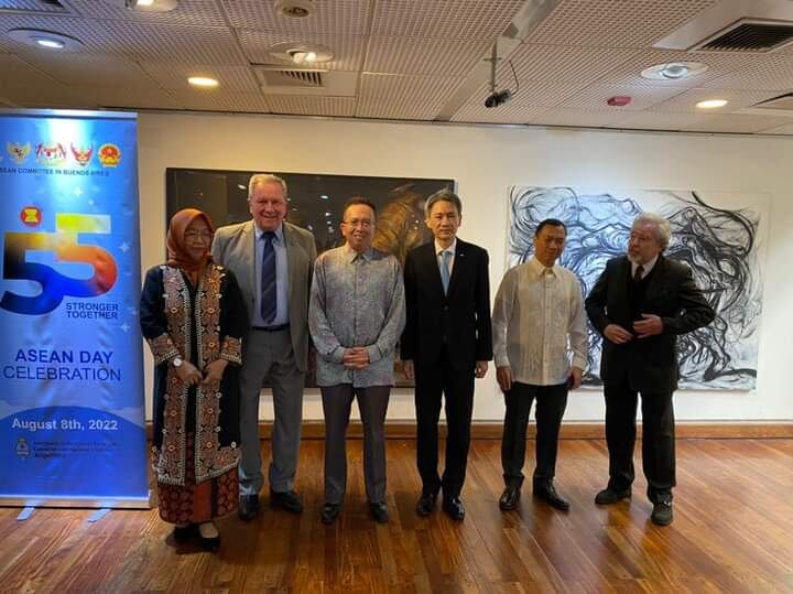 Rubén Dusso, vicegobernador de Catamarca junto a los embajadores del sudeste asiático en el Asean Day 2022. 
