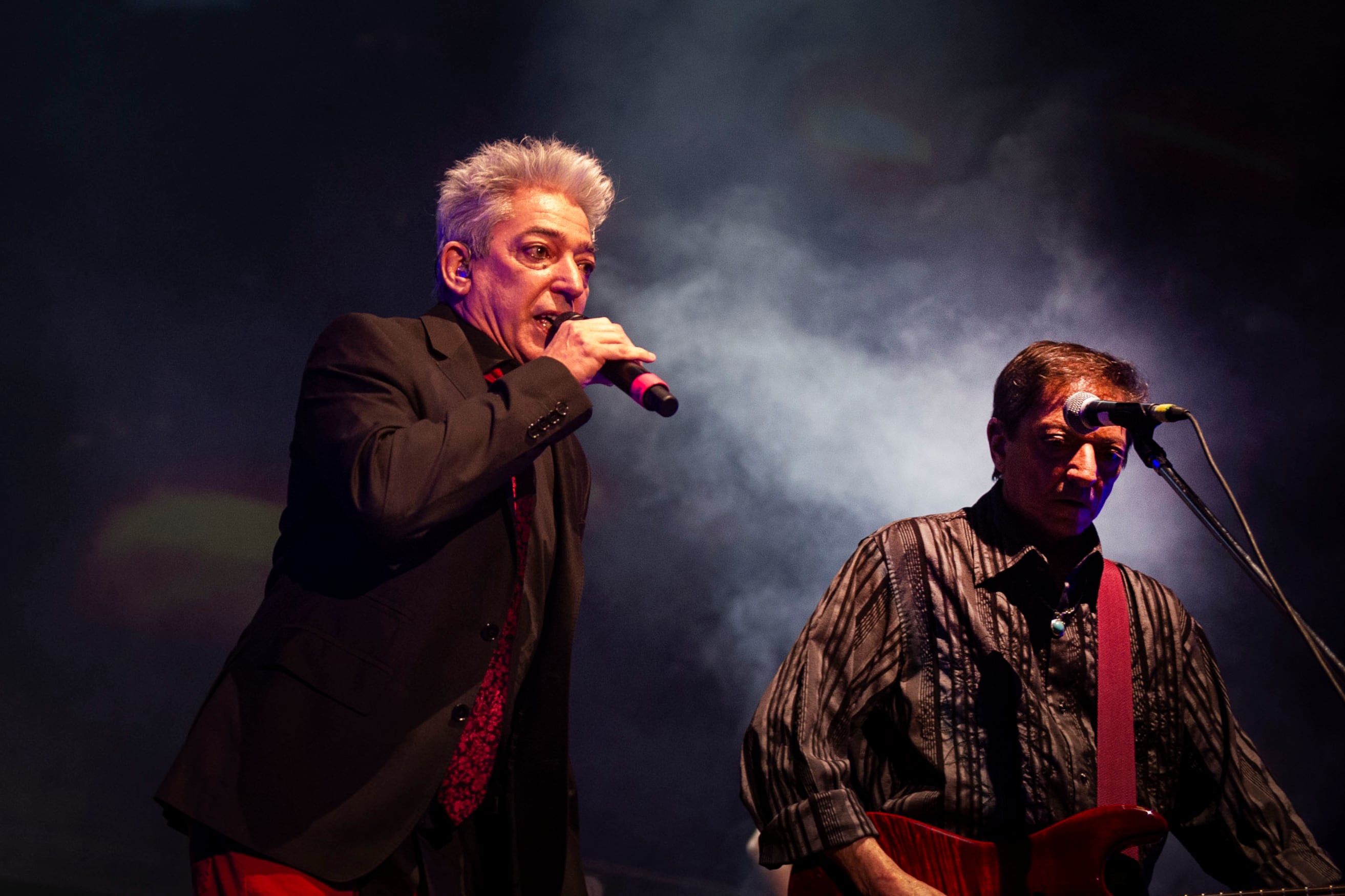 Ahora Marcelo y Julio Moura se reparten el repertorio frente al micrófono.