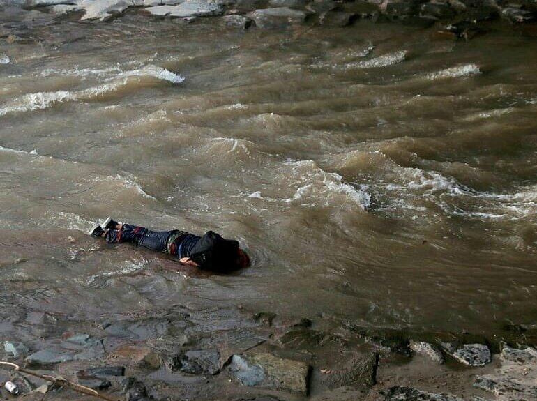 Araya yace en el lecho del Mapocho, luego de haber sido arrojado al río.