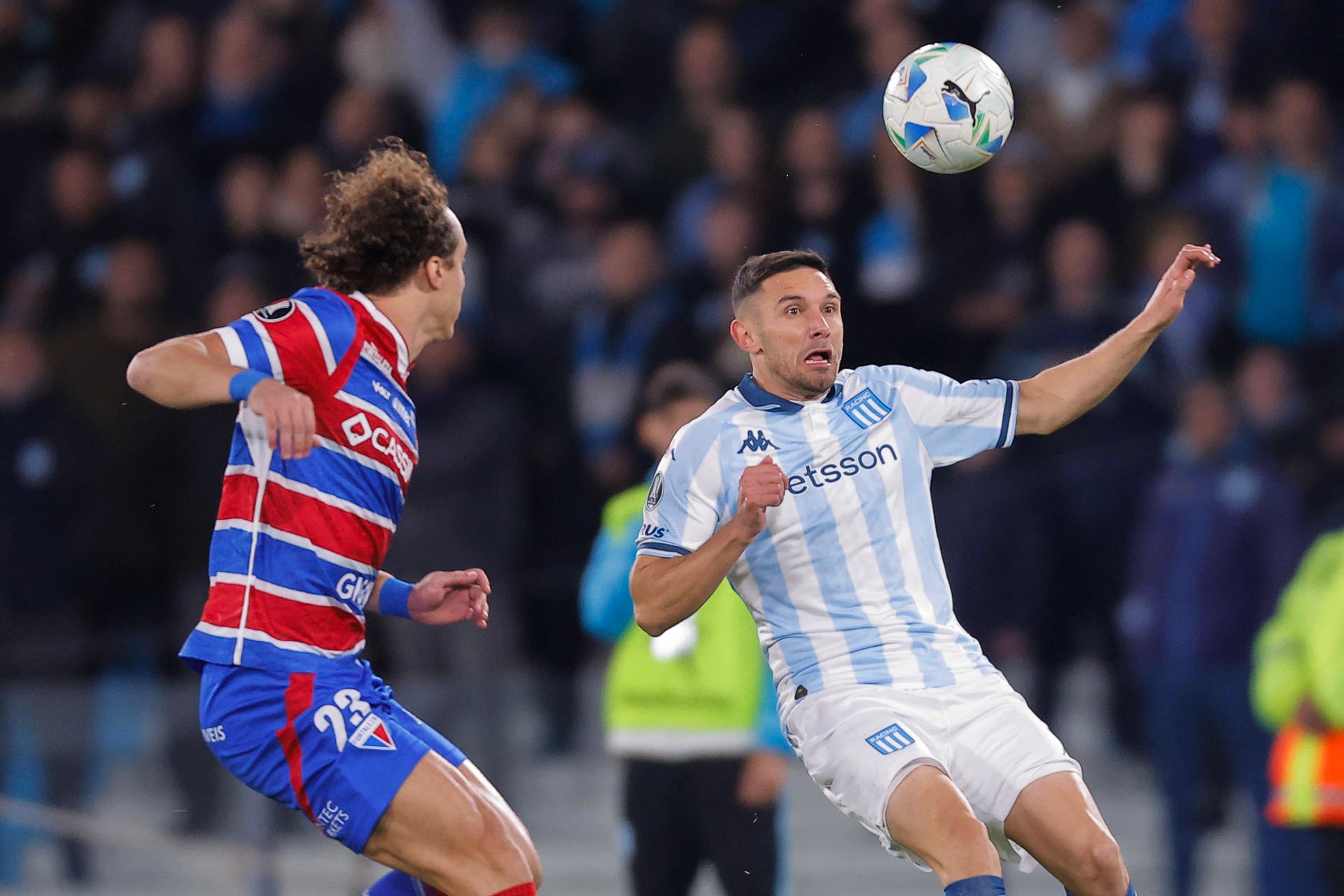 Adrán Martínez, autor del gol, ante el defensor David Luiz